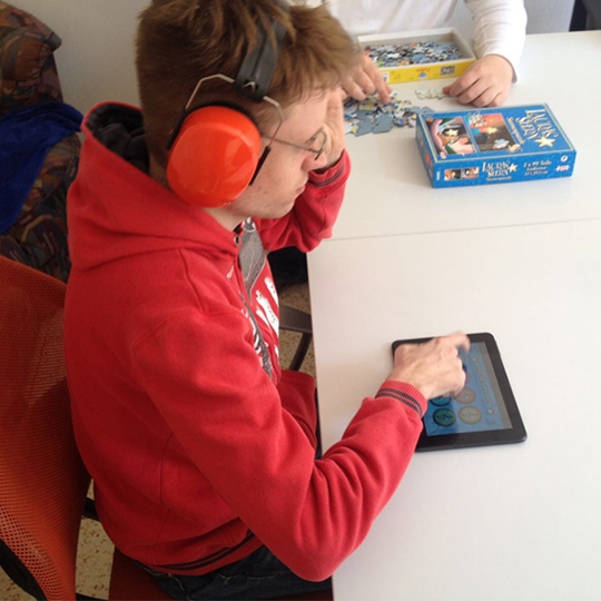 Junge mit Kopfhörern trainiert mit der FRUDY-App Takt und Rhythmus