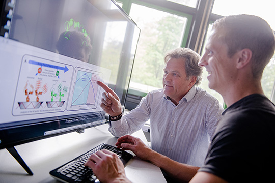 Klaus Gerwert (links) und Andreas Nabers entwickleln den Alzheimer-Sensor Schritt für Schritt weiter. (© RUB, Marquard)