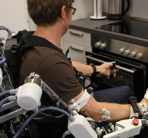 Tragbares Exoskelett hilft Schlaganfallpatienten sich wieder zu bewegen