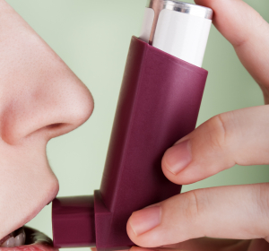Leichtes Asthma: Inhalator zur Bedarfstherapie reduziert Asthma-Anfälle 