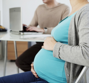 SARS-CoV-2: Welche Risiken bestehen für Schwangere und ihre Kinder?
