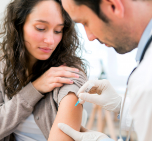 Impfen in der Hausarztpraxis: Spezifische Bestellung des COVID-Impfstoffs möglich 