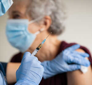 Influenza: Lässt sich das kardiovaskuläre Risiko bei älteren Patient:innen durch Impfstoff senken?