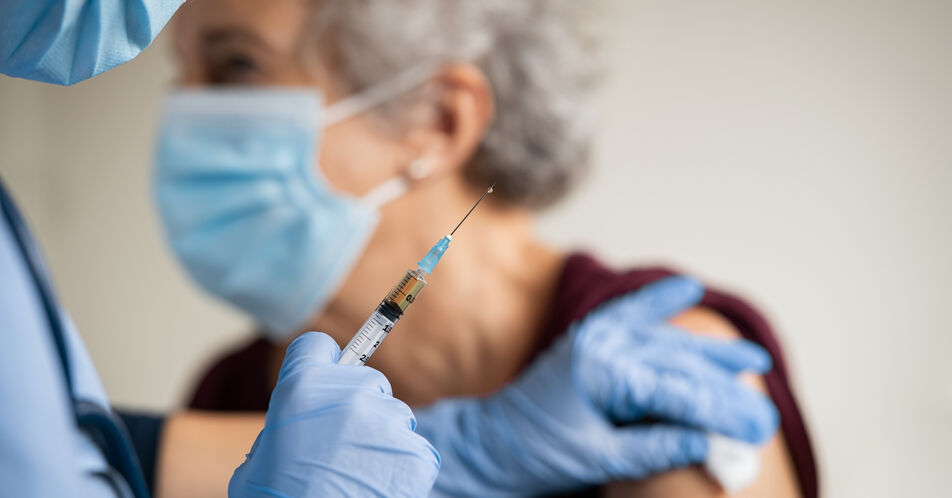 Influenza: Lässt sich das kardiovaskuläre Risiko bei älteren Patient:innen durch Impfstoff senken?