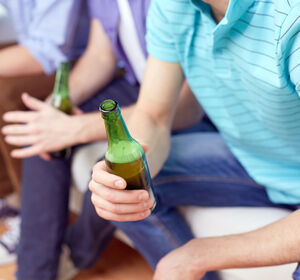 Zahl der Alkoholvergiftungen bei Jugendlichen auf Rekordtief