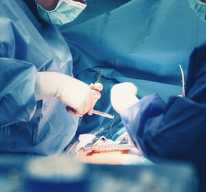 Verengte Aortenklappe: Herzklappenersatz per Katheter oder chirurgisch?
