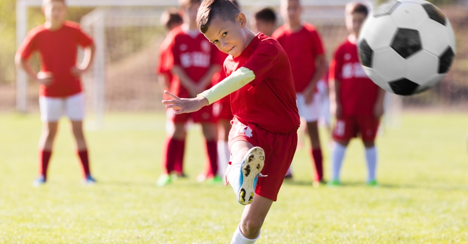 Kinder und Sport: Alarmzeichen Rückenschmerz